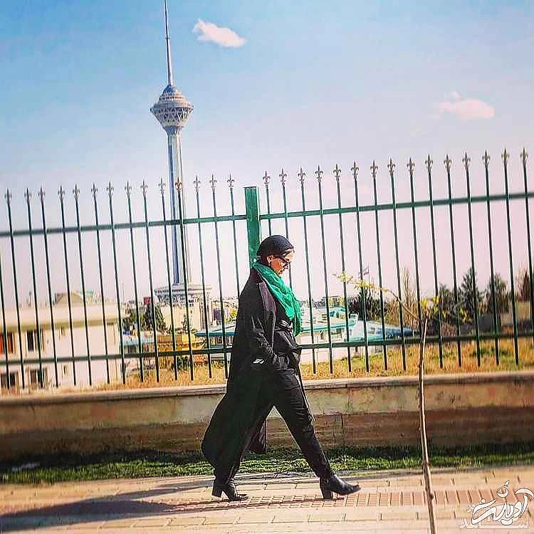 گذر غزل شاکری از کنار برج میلاد